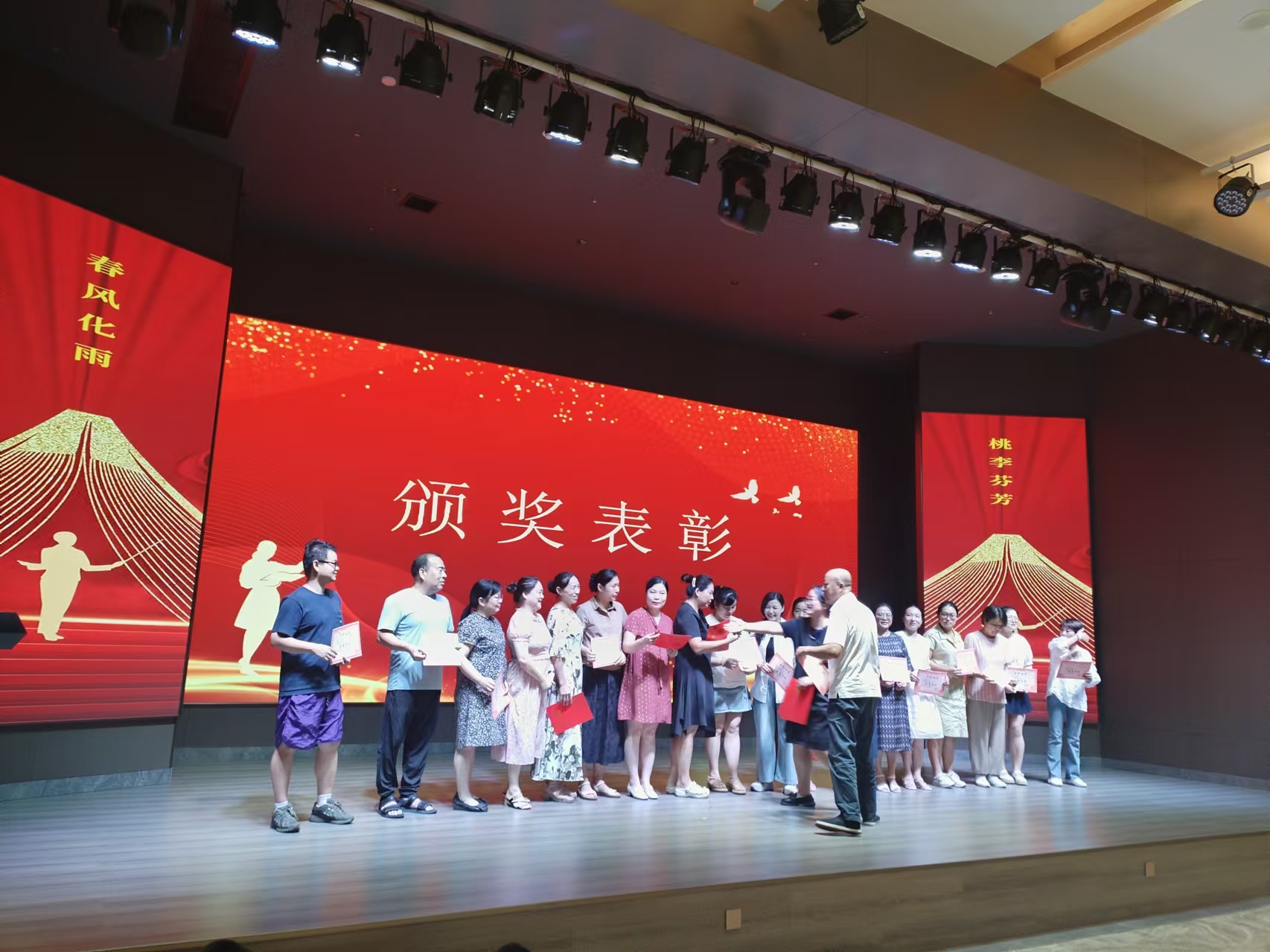 9月10日，曙光学校教师节文艺晚会在MK官方网站_MK（中国）股份有限公司溢香园酒店举办